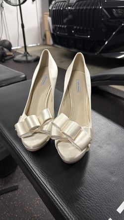Vera wang heels size 8