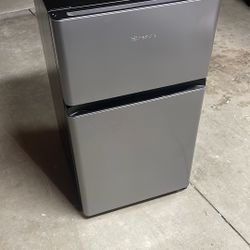 Hisense 3.1 Cu Ft Mini Fridge With Freezer