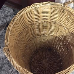 Wicker hamper 