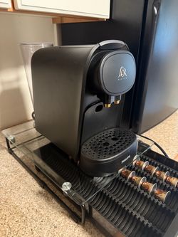 LÓR espresso machine and pod holder