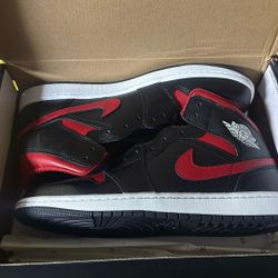 Air Jordan 1 Mid Size 11 Breds 