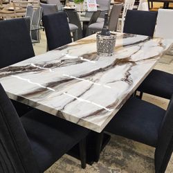 Beautiful Pedestal Dining Room Table & 4 Chairs 