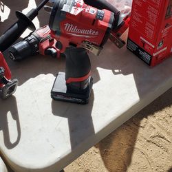 Milwaukee
M12 FUEL 12V Lithium-lon
Brushless Cordless Stubby 3/8
in. Impact Wrench (Tool-Only)