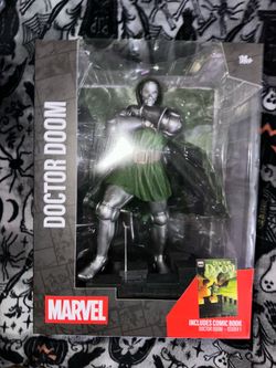 DOCTOR DOOM Wave 8 Mcfarlane Marvel Legends Statue Dr Doom GREEN New & Sealed
