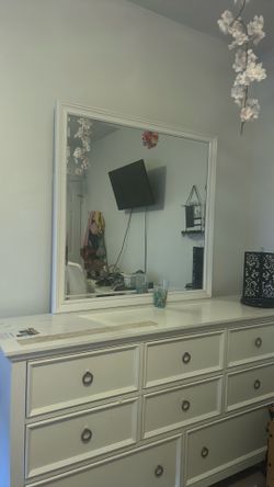 Vanity and dresser for free