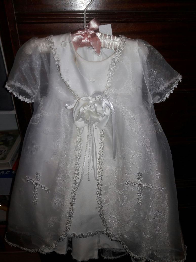 baptism dress beautiful size 0 or newborn, comes with shoes, pictures does not do it justice. Smoke free home