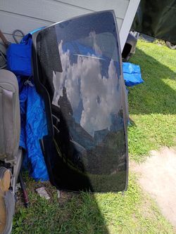 2000-2005 Tahoe Yukon and suburban back window 80$ obo