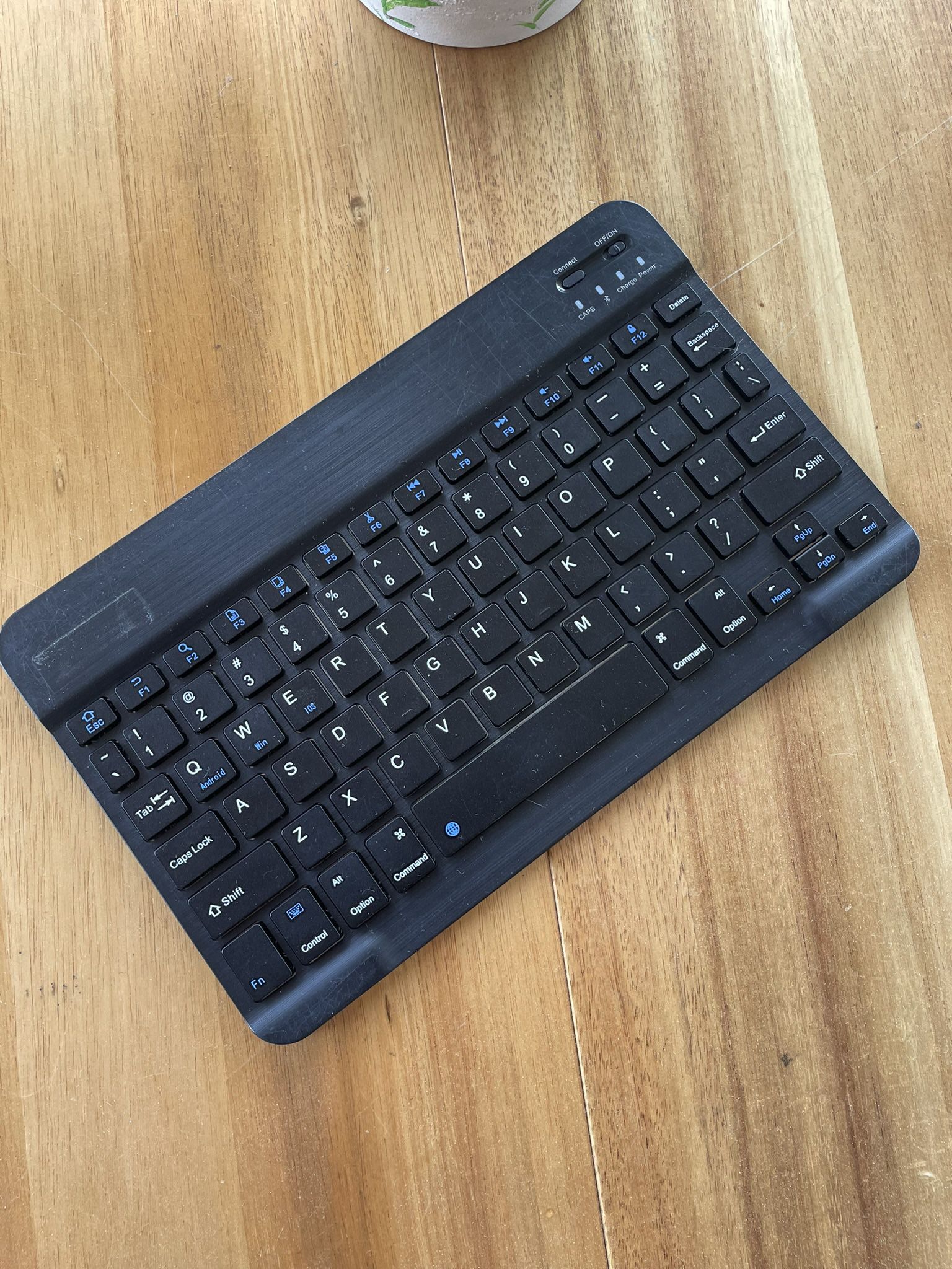 Bluetooth iPad Keyboard 