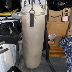 PUNCHING BAG WITH STAND
