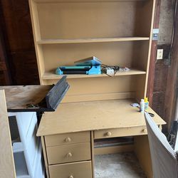 Desk with detachable shelf