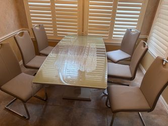 Glass Top Dining Table with 6 Chairs in excellent condition