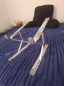 Portable laptop stand