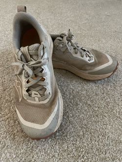 Women’s trail running shoes size 7.5 (Saucony)