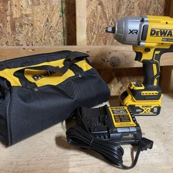 DEWALT 20V MAX Lithium-lon Cordless 1/2 in. Impact Wrench Kit