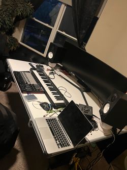 Big desk For Watch planes For construction o u Can used For home studio