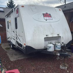 2004 KYRV ZEPPELIN TRAVEL TRAILER