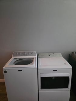 MAYTAG WASHER AND DRYER NOT MATCHING SET BOTH ELECTRIC XL CAPACITY 5.0 CU CLEAN AND DESINFECTED DELIVERY AVAILABLE FOR EXTRA FEE