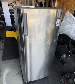 Brand new mini fridge LG LRONC0605V