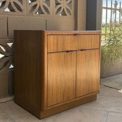 Vtg Drexel Heritage Nightstand / End Table – Pecan w/ Sculpted Wood Pulls