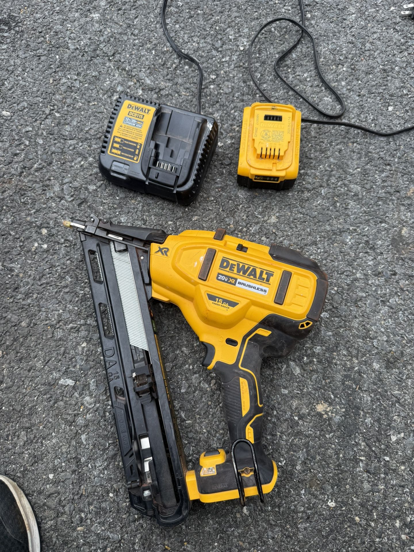 DEWALT 20V MAX* Finish Nailer, Angled, 15GA W/ 4ah battery and charger