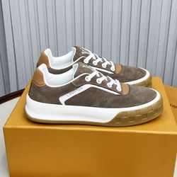 A pair of fashionable and versatile shoes