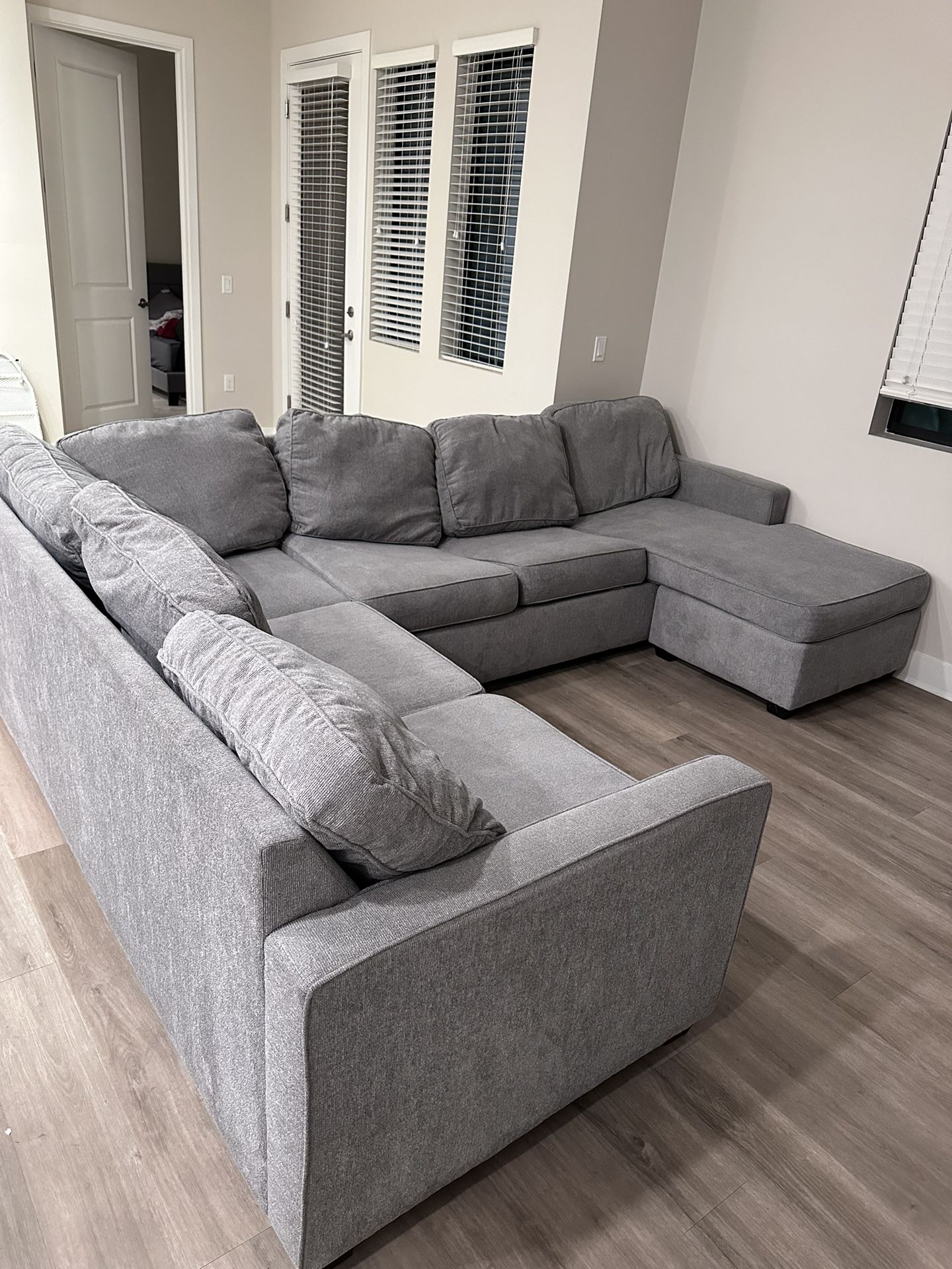 2 Piece Sectional/Queen Sleeper Sofa 