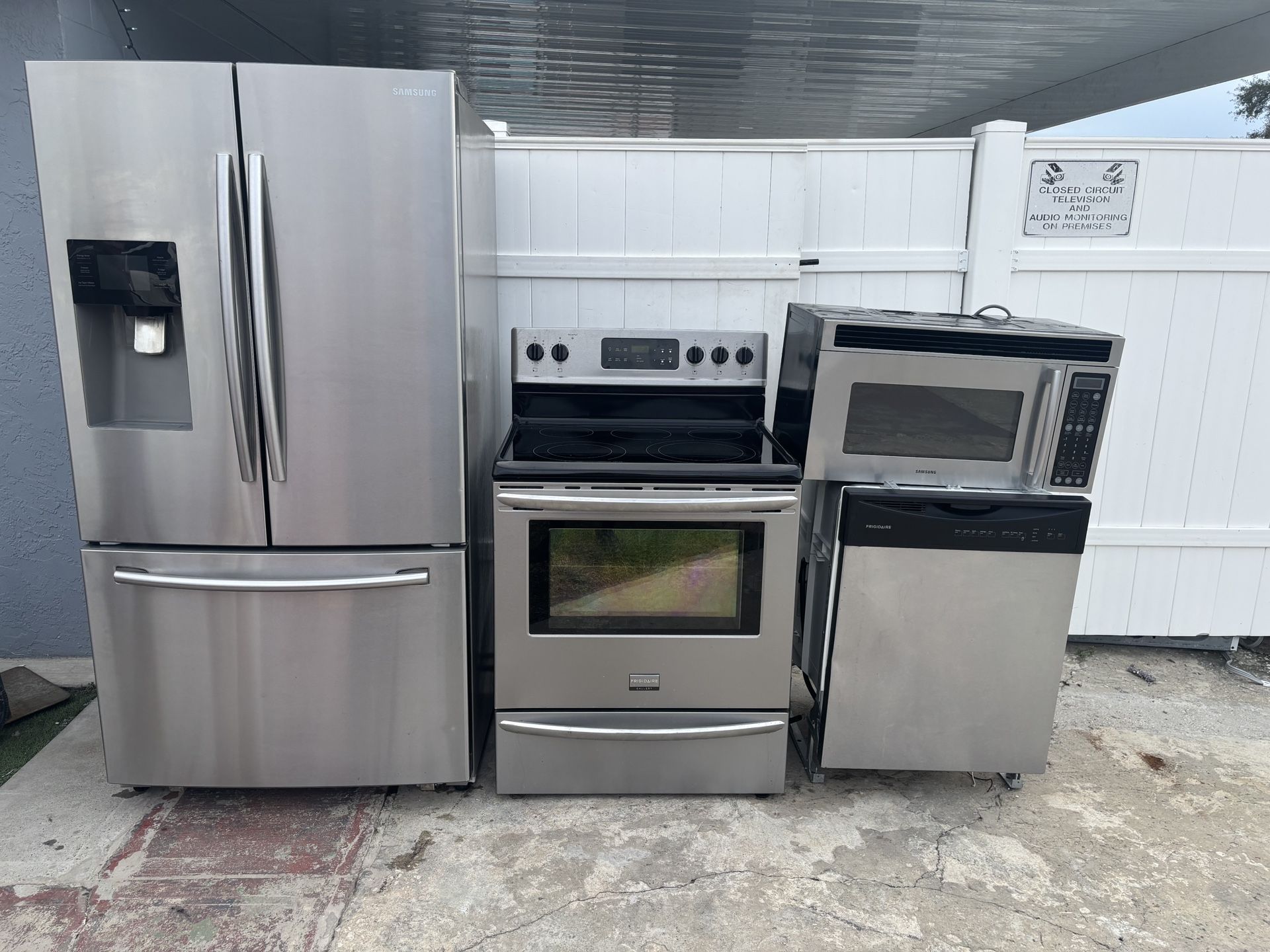 🚨🚨REFRIGERATOR, STOVE , DISHWASHER, AND MICROWAVE 🚨🚨