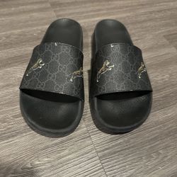 Used gucci slides black tiger print size 10