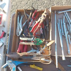 Assortment of cutter's pliers. Vice grips et cetera