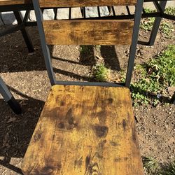 Kitchen table & 4 chairs like new