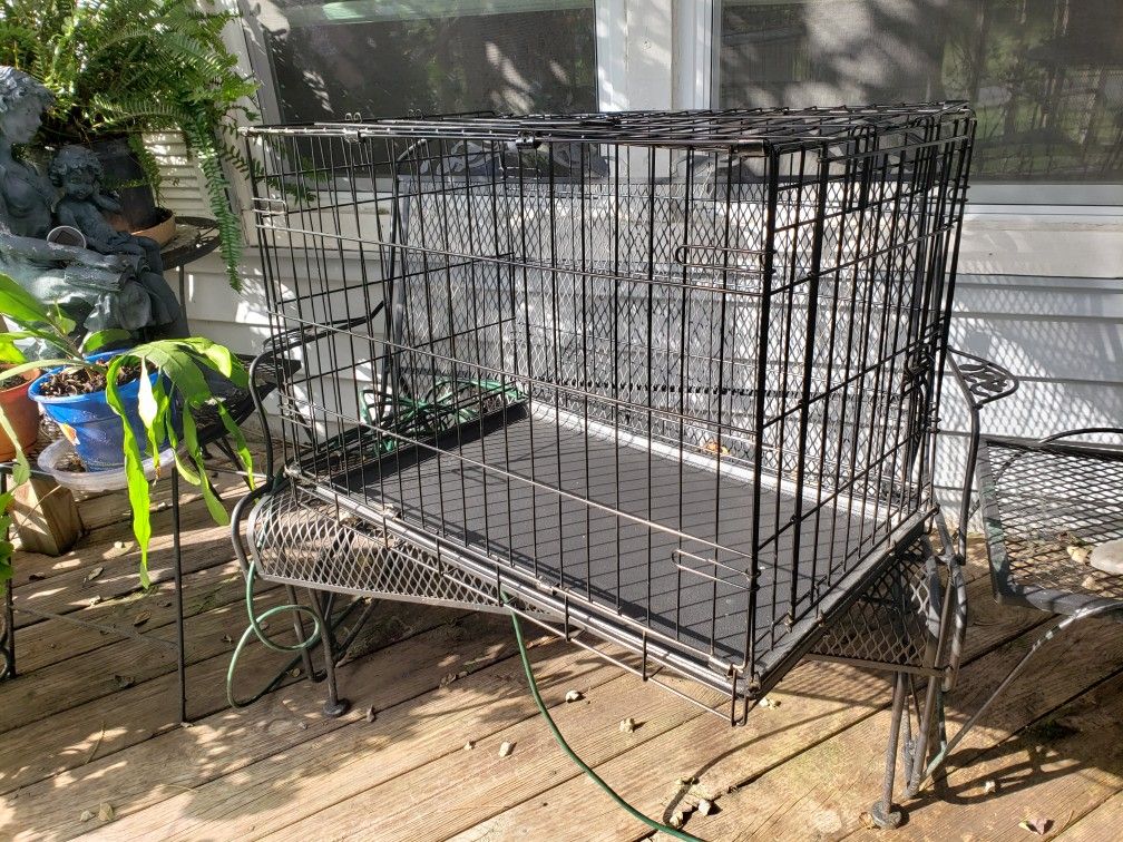 Medium-sized pet crate 30 in long, 21.5 tall, 19 in wide, good condition