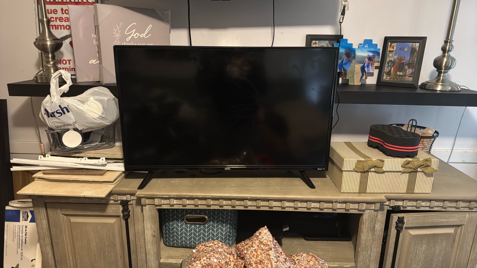 32” onn. Roku Tv