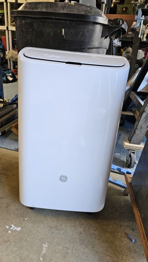 Ge Air Conditioner, Cools 25 Sq Ft.
