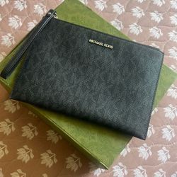 Michael Kors Wristlet 