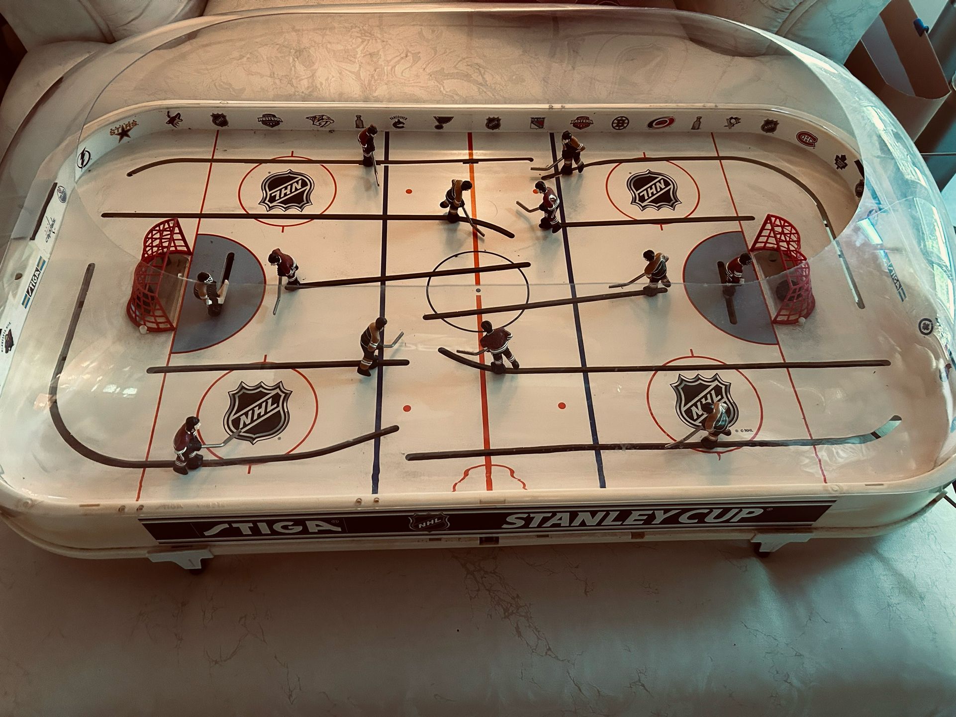 STIGA STANLEY CUP HOCKEY TABLE TOP GAME WITH DOME CHICAGO BLACKHAWS BOSTON BRUINS