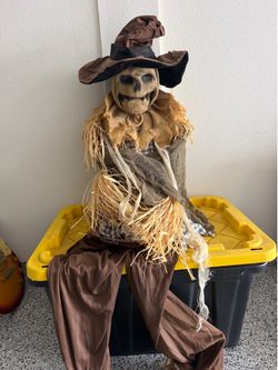 Scarecrow pop up scary