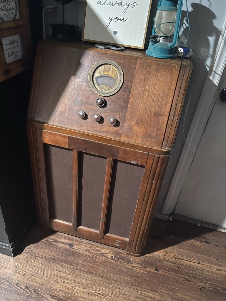 Antique Art Deco Style 1937 Philco Tube Console Floor Radio Model 38-7