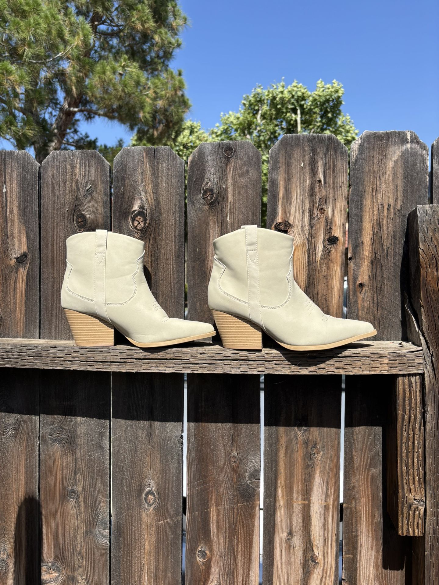 Qupid Cream Ankle Boots - Like New!