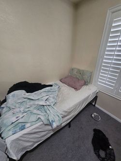 Twin bed w bed frame