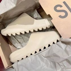 Brand New Yeezy Slide Bone Size 9 – Clean Condition 🔥