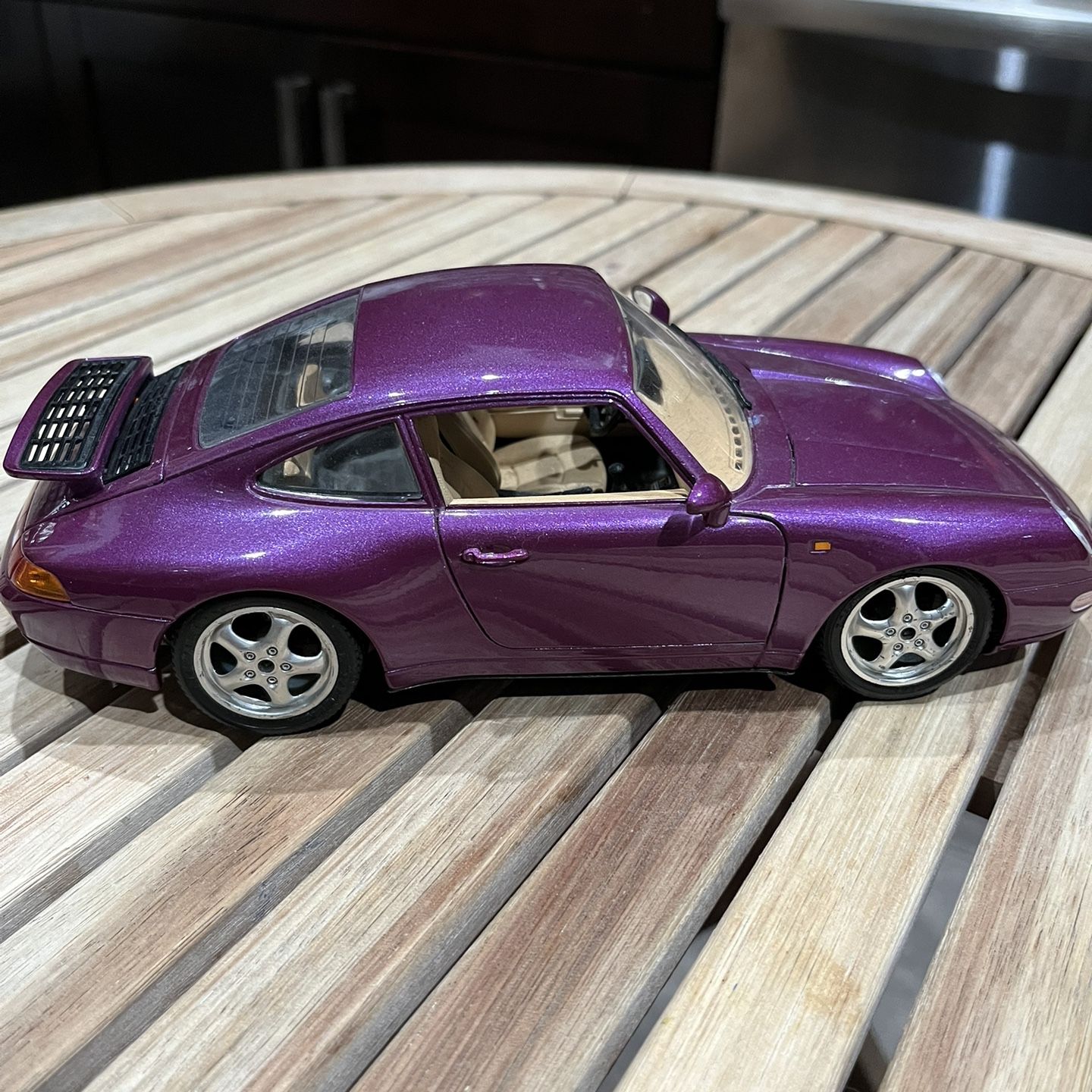 Porsche 911 1993 Carrera 1:18 Burago executive 993 Purple Spoiler