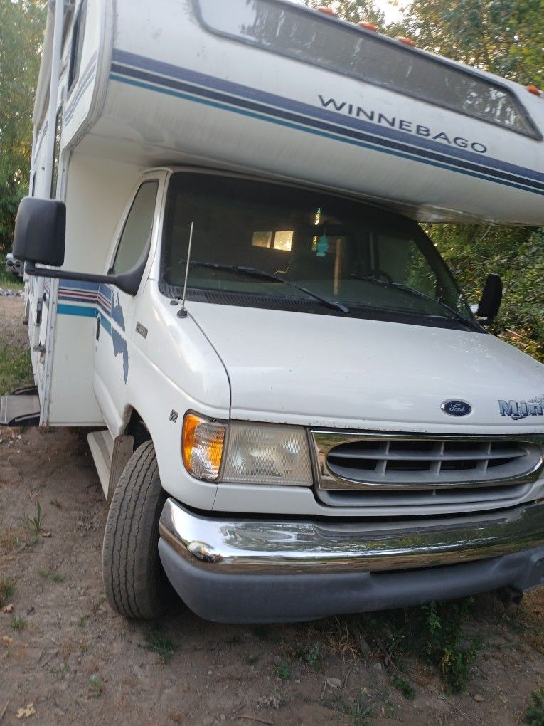 30 Ft Winnabago Minnie RV