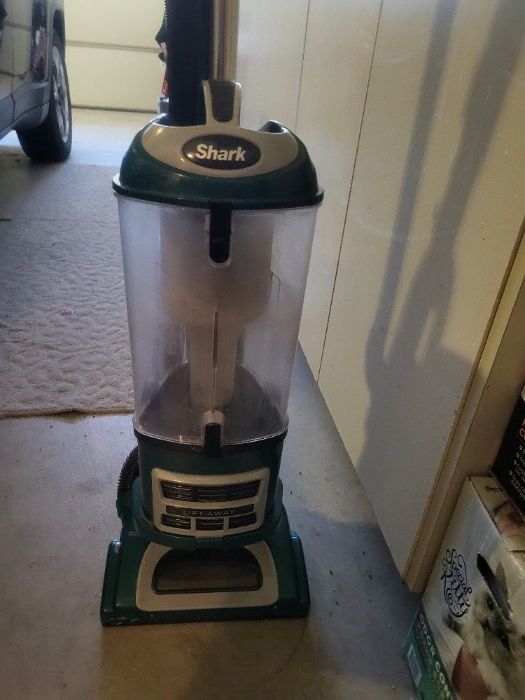 Shark Lift-away Vacuum - Excellent Condition