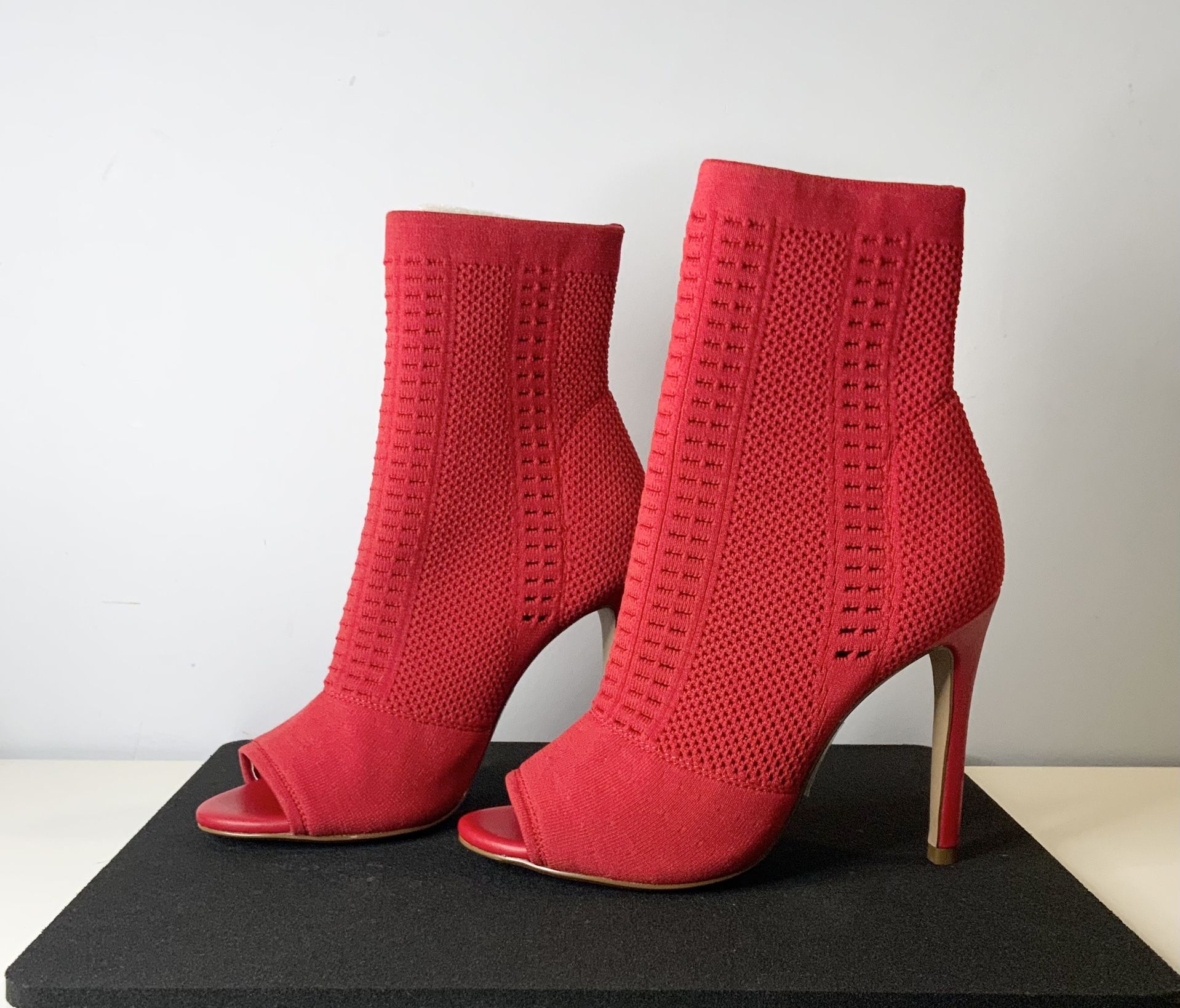 New Guess Los Angeles “GFValetta” Knit Boot Heels SZ 6 Red