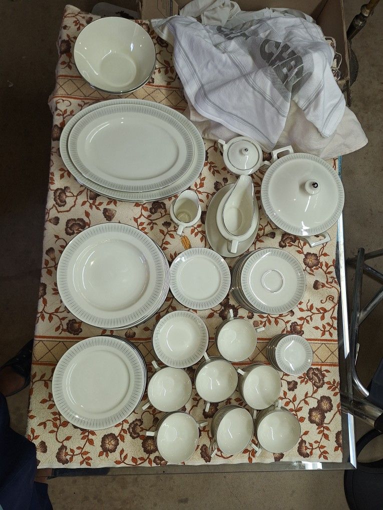 Johann Haviland Bavaria Germany Tuxedo Pattern 118 Piece Dinnerware Set C4V002