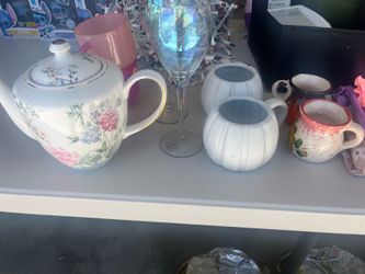 Mugs , tea pot