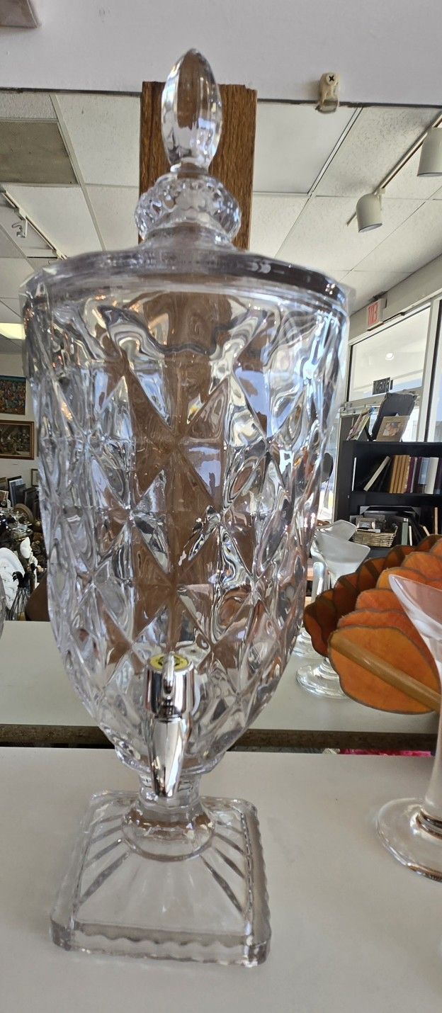 Godlinger Dublin crystal beverage dispenser. 19" Tall. PLEASE READ DESCRIPTION