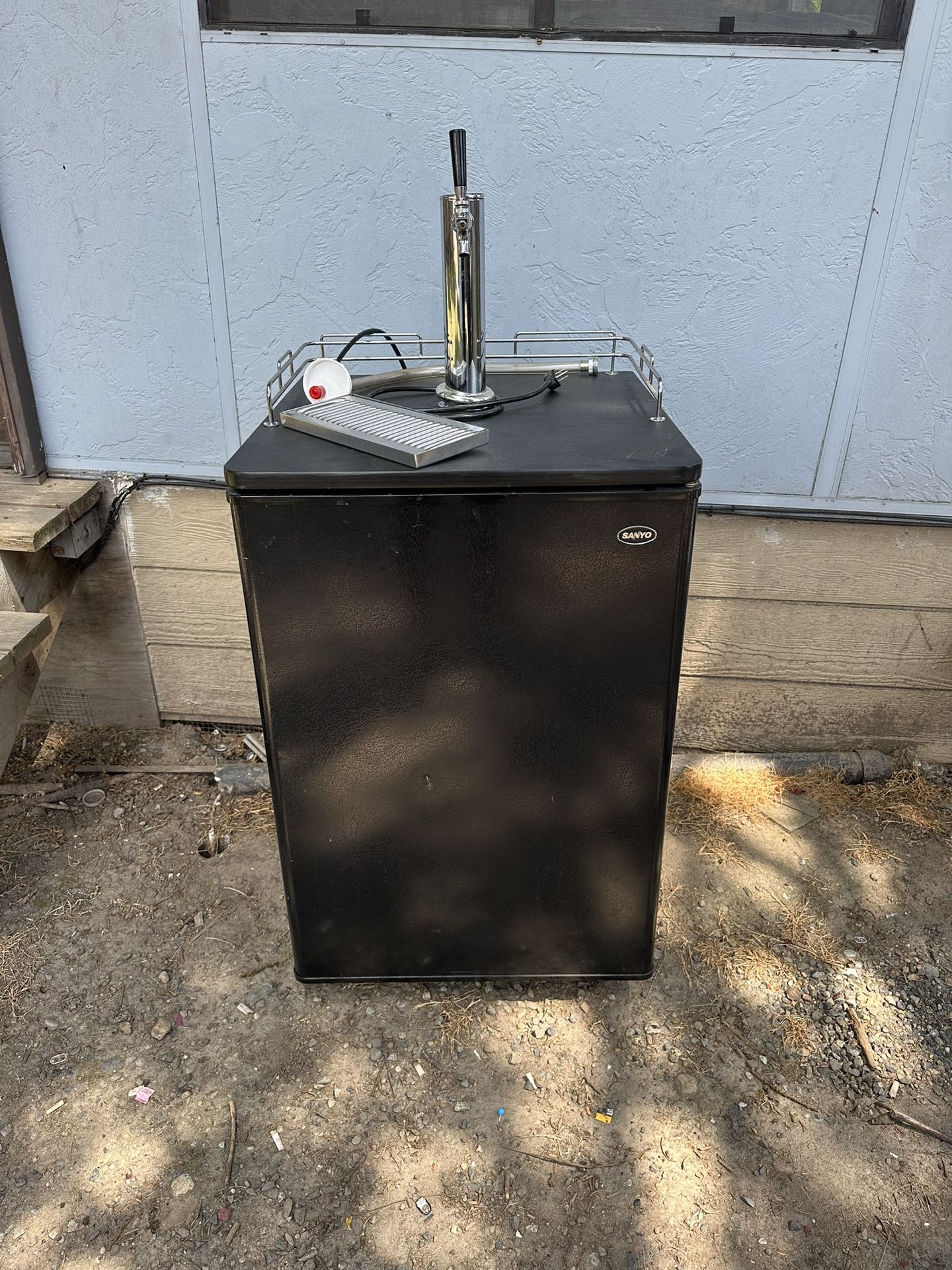 Sanyo Kegerator + CO2 Tank & Keg