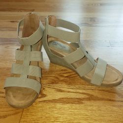 Euro soft by Sofft:Beige/ Tan Wedge Sandals Size: 7M