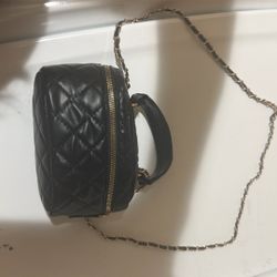 Black Bag With Gold Chain Handel